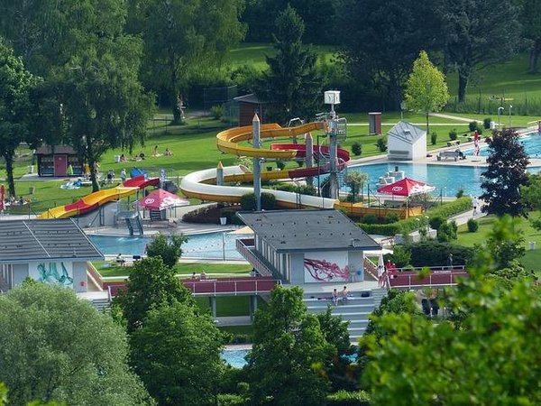Plongez dans le luxe : Votre guide complet des campings 5 étoiles en Ardèche avec parc aquatique