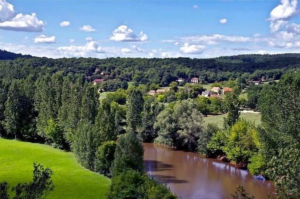 Découvrez les Meilleurs Sites pour Faire du Camping à Le Bugue 24260 et Profiter de la Dordogne