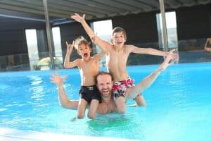 la détente en famille dans la piscine