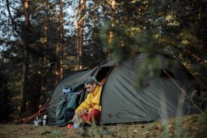 Un emplacement spacieux pour tente dans un camping des Landes, au cœur de la nature, idéal pour des vacances en plein air.